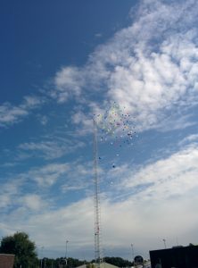 Loslaten luchtballonnen te ere opening sporthal de Wolfskamer