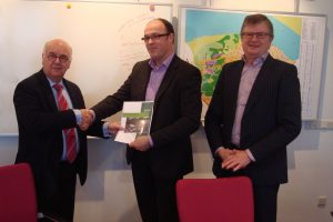 Officiële overhandiging door CDA Huizen aan burgemeester Hertog.